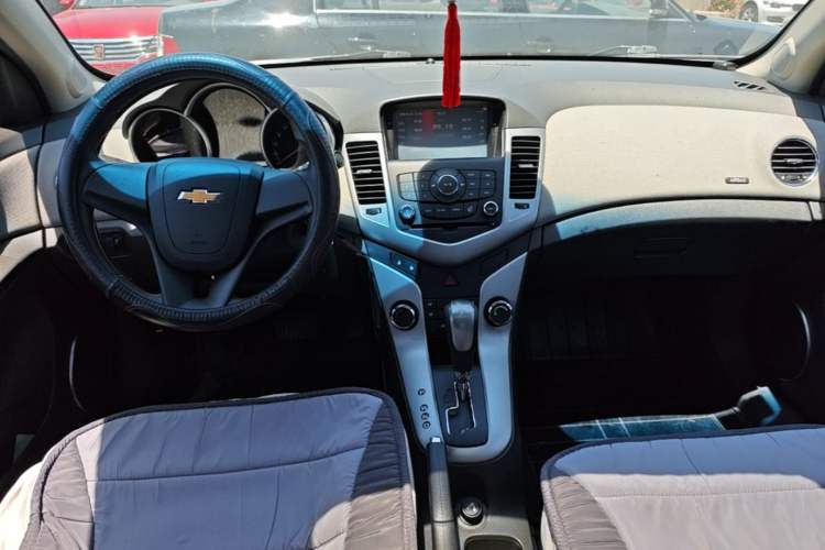 Used Chevrolet Cruze 2013 1.8L SE AT Center Console