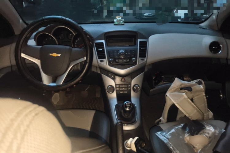 Used Chevrolet Cruze 2013 1.6L SL MT Center Console