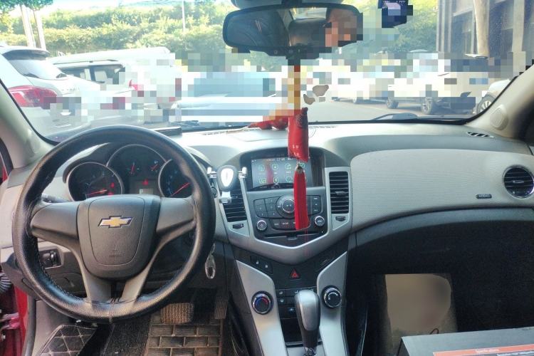 Used Chevrolet Cruze 2013 1.8L SE AT Center Console