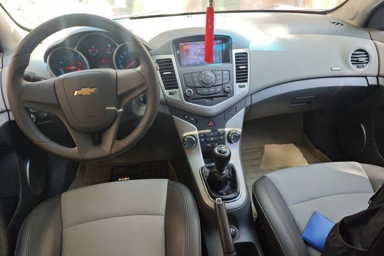 Used Chevrolet Cruze 2013 1.6L SE MT Center Console