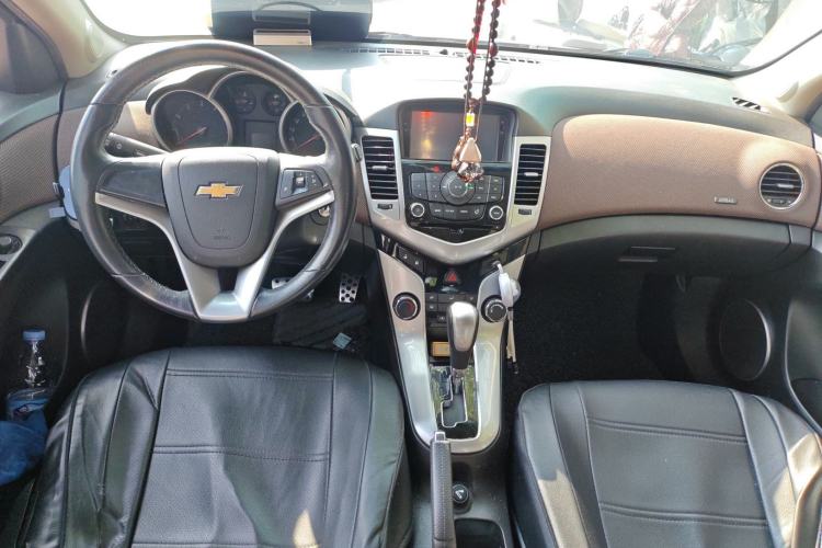 Used Chevrolet Cruze 2013 Hatchback 1.6L Automatic Luxury Model Center Console