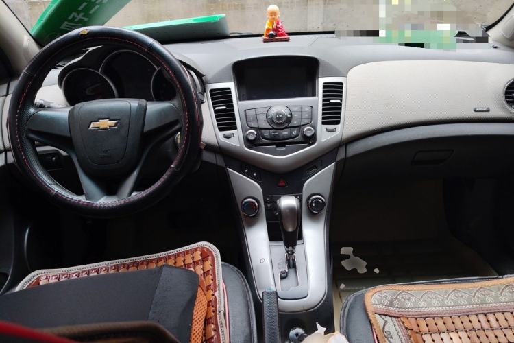 Used Chevrolet Cruze 2013 1.8L SE AT Center Console