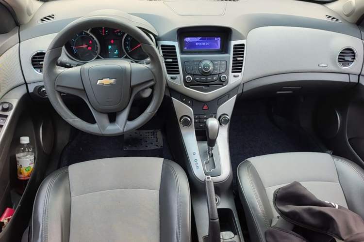 Used Chevrolet Cruze 2013 1.8L SE AT Center Console