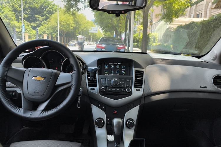 Used Chevrolet Cruze 2013 1.8L SE AT Center Console