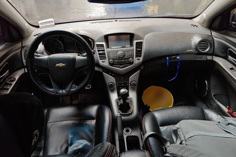 Used Chevrolet Cruze 2013 1.6L SE MT Center Console