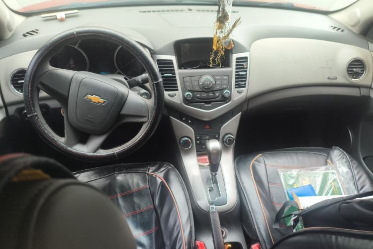 Used Chevrolet Cruze 2013 1.6L SE AT Center Console
