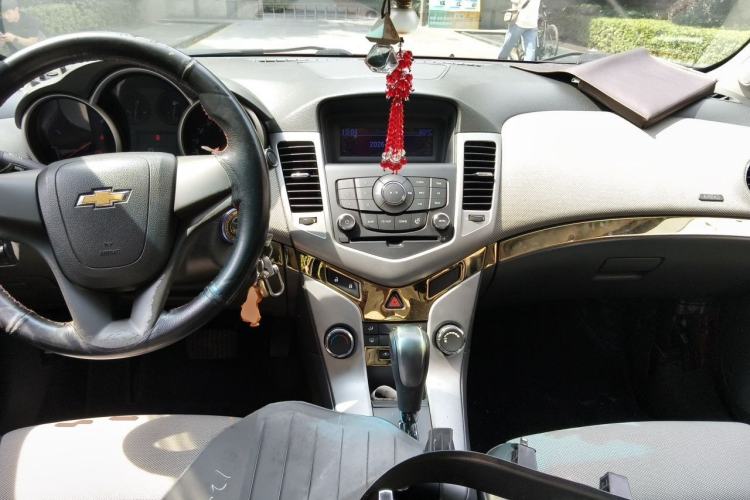 Used Chevrolet Cruze 2013 1.8L SE AT Center Console