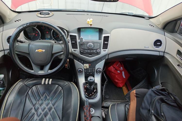 Used Chevrolet Cruze 2013 1.6L SE MT Center Console
