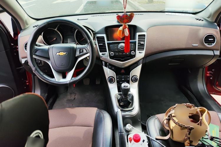 Used Chevrolet Cruze 2013 Hatchback 1.6L Manual Luxury Model Center Console