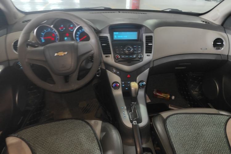 Used Chevrolet Cruze 2013 1.8L SE AT Center Console