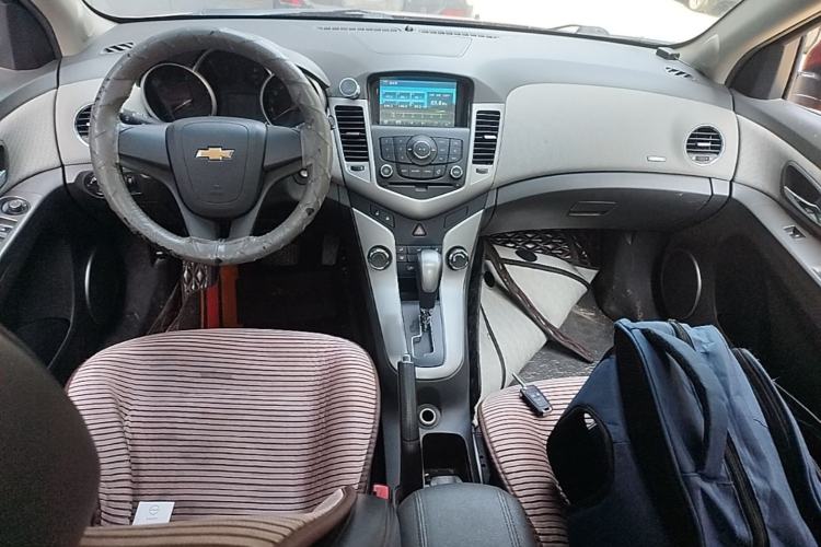 Used Chevrolet Cruze 2013 1.8L SE AT Center Console