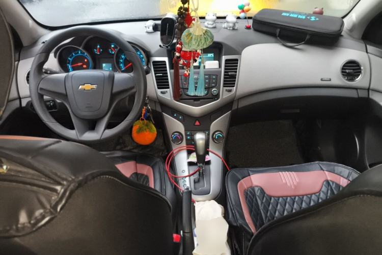 Used Chevrolet Cruze 2013 1.8L SE AT Center Console
