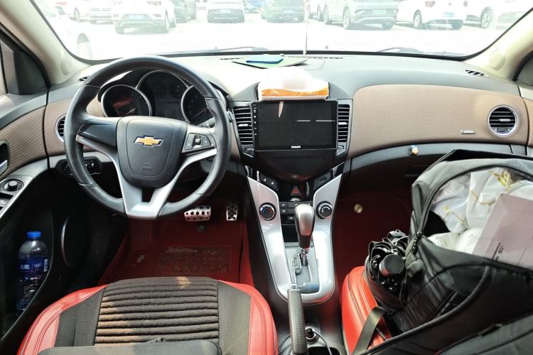 Used Chevrolet Cruze 2013 Hatchback 1.6L Automatic Luxury Model Center Console