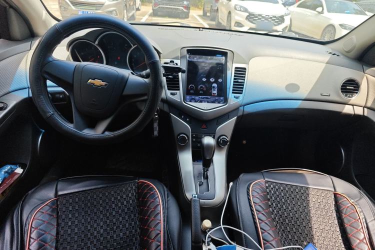 Used Chevrolet Cruze 2013 1.6L SE AT Center Console