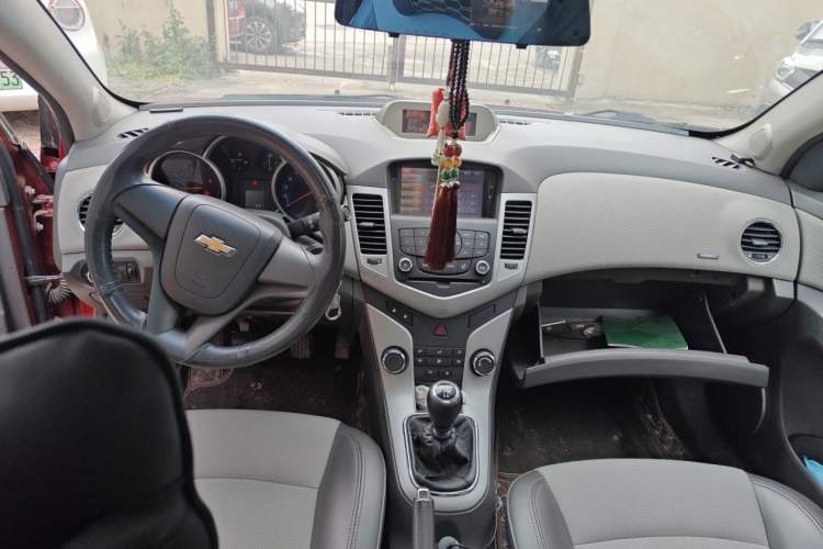 Used Chevrolet Cruze 2013 1.6L SE MT Center Console