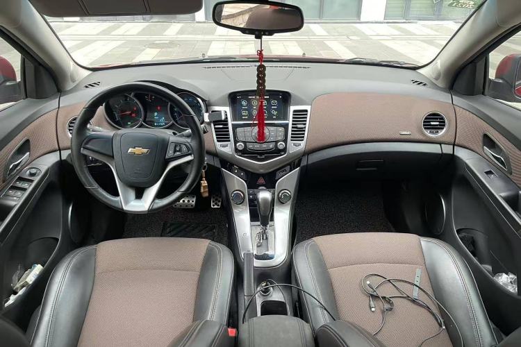 Used Chevrolet Cruze 2013 Hatchback 1.6L Automatic Luxury Model Center Console