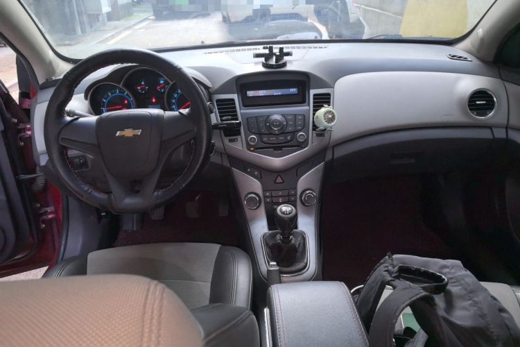 Used Chevrolet Cruze 2013 1.6L SL Sunroof Edition MT Center Console