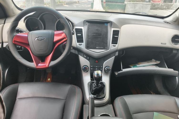 Used Chevrolet Cruze 2013 1.6L SE MT Center Console