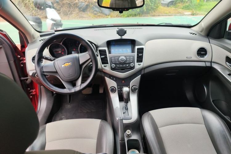 Used Chevrolet Cruze 2013 1.8L SE AT Center Console