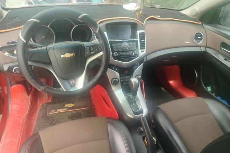 Used Chevrolet Cruze 2013 Hatchback 1.6L Automatic Luxury Model Center Console