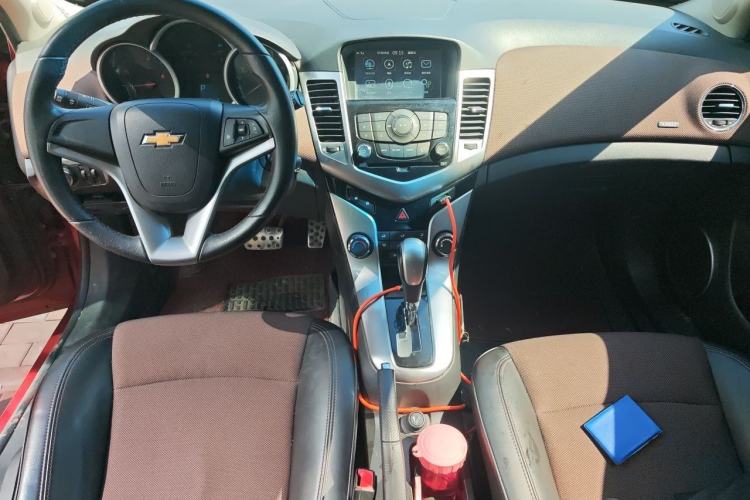 Used Chevrolet Cruze 2013 Hatchback 1.6L Automatic Luxury Model Center Console