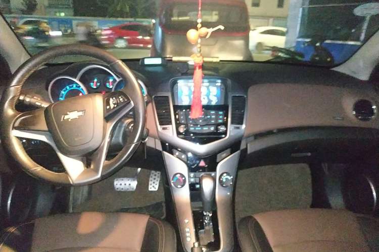 Used Chevrolet Cruze 2013 Hatchback 1.6L Automatic Luxury Model Center Console