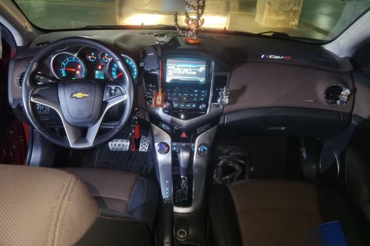 Used Chevrolet Cruze 2013 Hatchback 1.6L Automatic Luxury Model Center Console