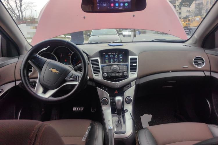 Used Chevrolet Cruze 2013 Hatchback 1.6L Automatic Luxury Model Center Console