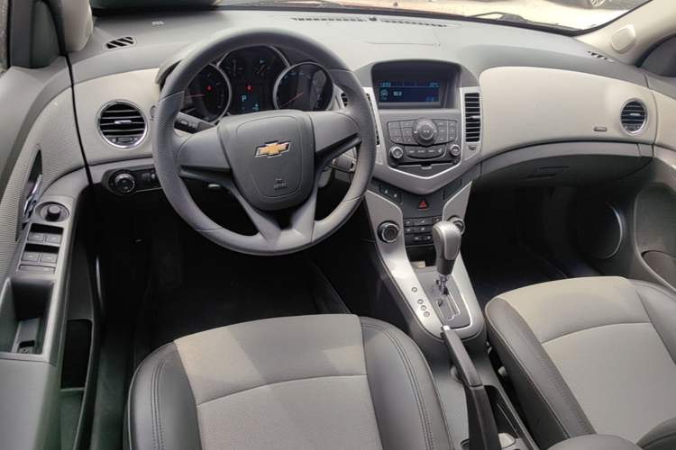 Used Chevrolet Cruze 2013 1.8L SE AT Center Console