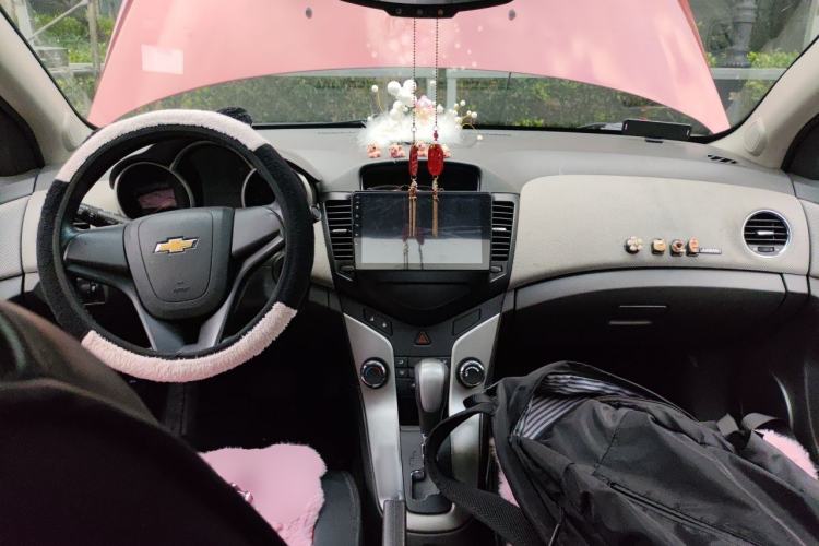 Used Chevrolet Cruze 2013 1.6L SE AT Center Console