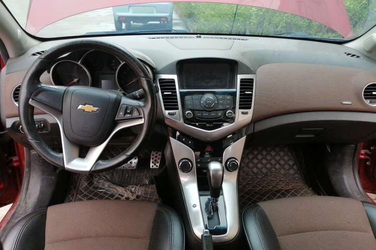 Used Chevrolet Cruze 2013 Hatchback 1.6L Automatic Luxury Model Center Console
