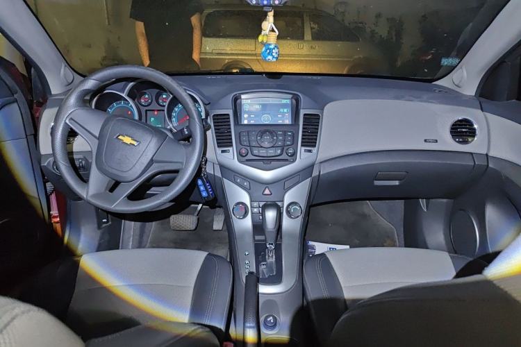 Used Chevrolet Cruze 2013 1.6L SE AT Center Console