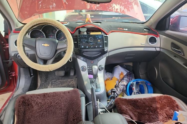 Used Chevrolet Cruze 2013 1.8L SE AT Center Console