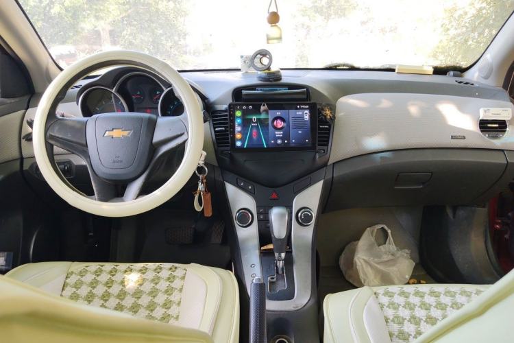 Used Chevrolet Cruze 2013 1.6L SE AT Center Console