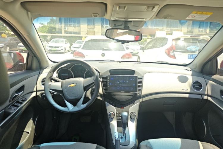 Used Chevrolet Cruze 2013 1.8L SE AT Center Console