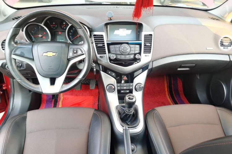 Used Chevrolet Cruze 2013 Hatchback 1.6L Manual Luxury Model Center Console
