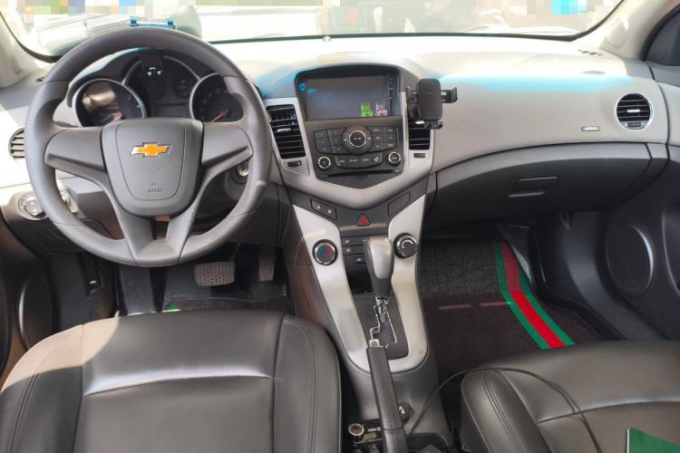 Used Chevrolet Cruze 2013 1.8L SE AT Center Console
