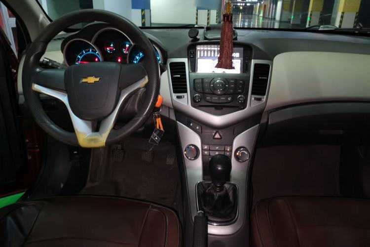 Used Chevrolet Cruze 2013 1.6L SL Sunroof Edition MT Center Console