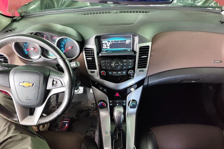 Used Chevrolet Cruze 2013 Hatchback 1.6L Automatic Luxury Model Center Console