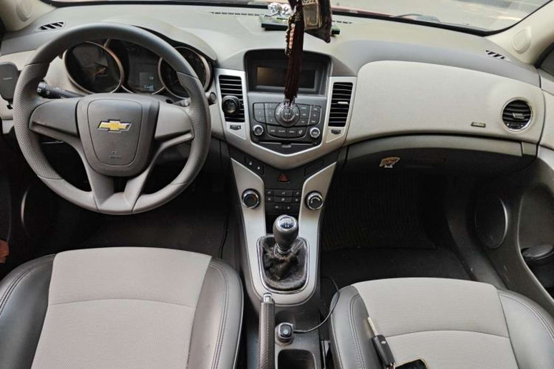 Used Chevrolet Cruze 2013 1.6L SE MT Center Console