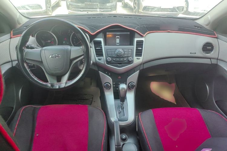 Used Chevrolet Cruze 2013 1.8L SE AT Center Console