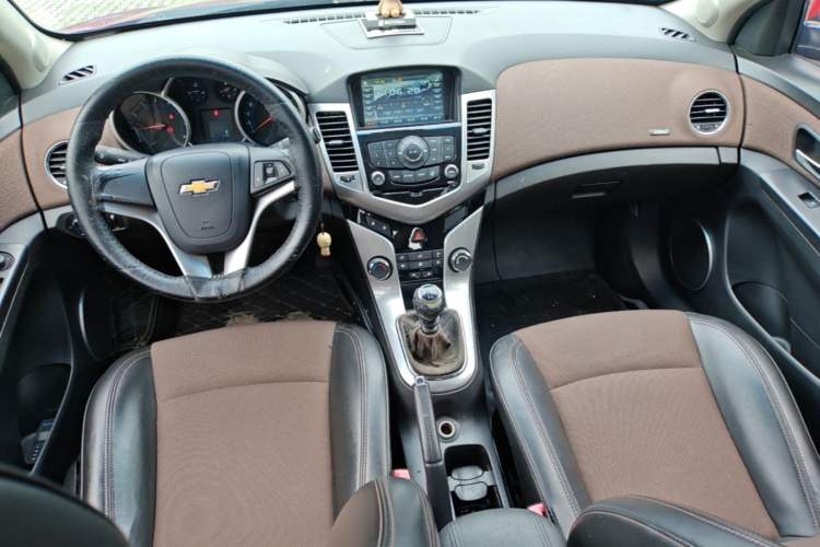Used Chevrolet Cruze 2013 Hatchback 1.6L Manual Luxury Model Center Console