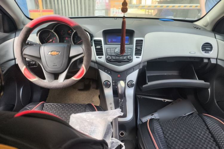 Used Chevrolet Cruze 2013 1.6L SE AT Center Console