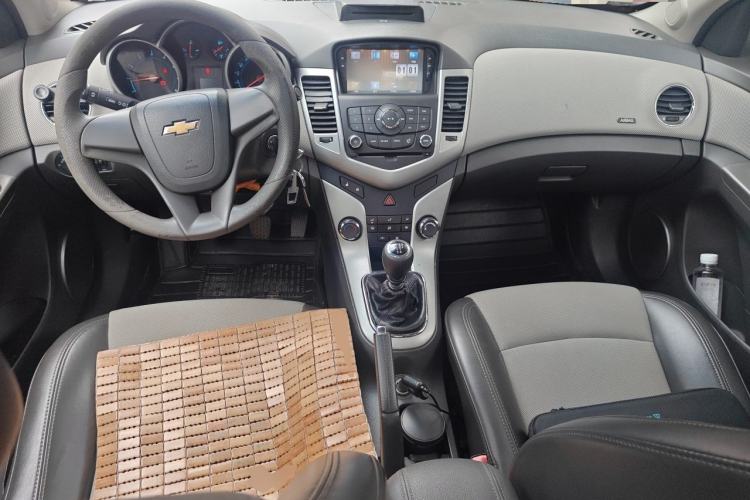 Used Chevrolet Cruze 2013 1.6L SE MT Center Console