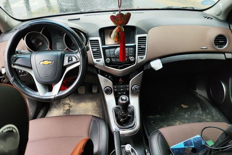 Used Chevrolet Cruze 2013 Hatchback 1.6L Manual Luxury Model Center Console