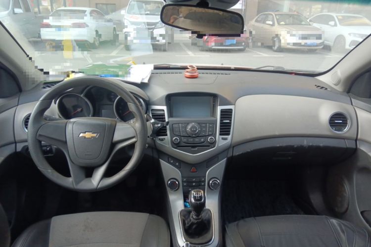 Used Chevrolet Cruze 2013 1.6L SL Sunroof Edition MT Center Console