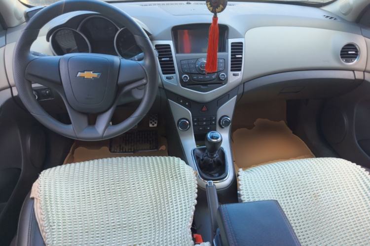 Used Chevrolet Cruze 2013 1.6L SE MT Center Console