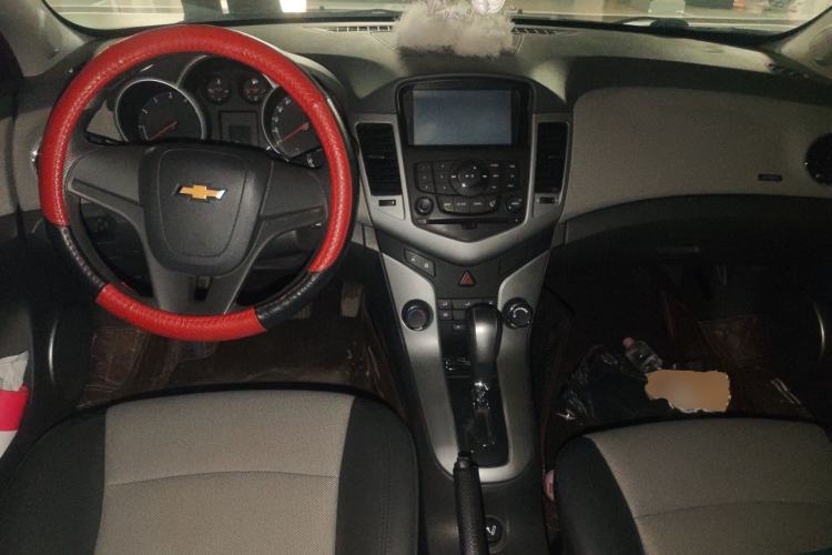Used Chevrolet Cruze 2013 1.8L SE AT Center Console