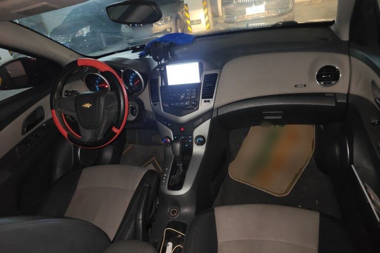 Used Chevrolet Cruze 2013 1.8L SE AT Center Console
