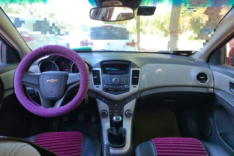 Used Chevrolet Cruze 2013 1.6L SL MT Center Console